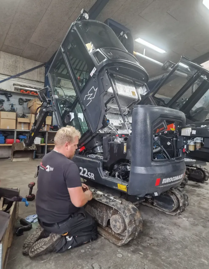 Kim Shcack Knudsen reparerer en Eurocomach 22SR