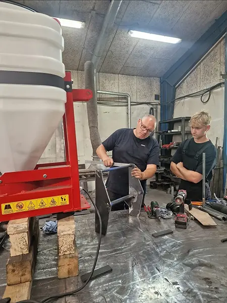 Lærling lærer smedearbejde